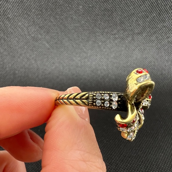 Heidi Daus Brilliant Bow Ring Size 10 Swarovski Crystals Red and Silver - Picture 12 of 13